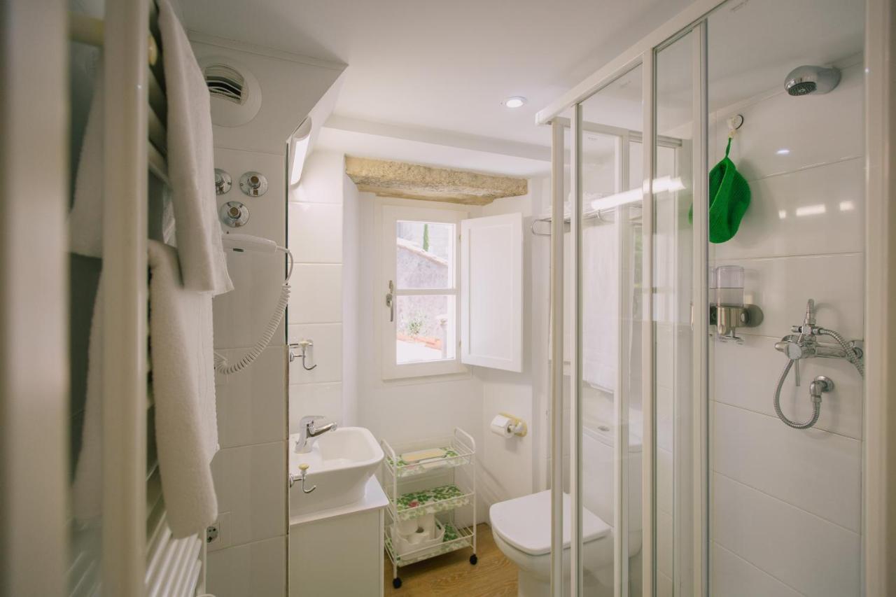 Roompedra Apartamentos Turisticos ซานติอาโก เด กอมโปสเตลา ภายนอก รูปภาพ