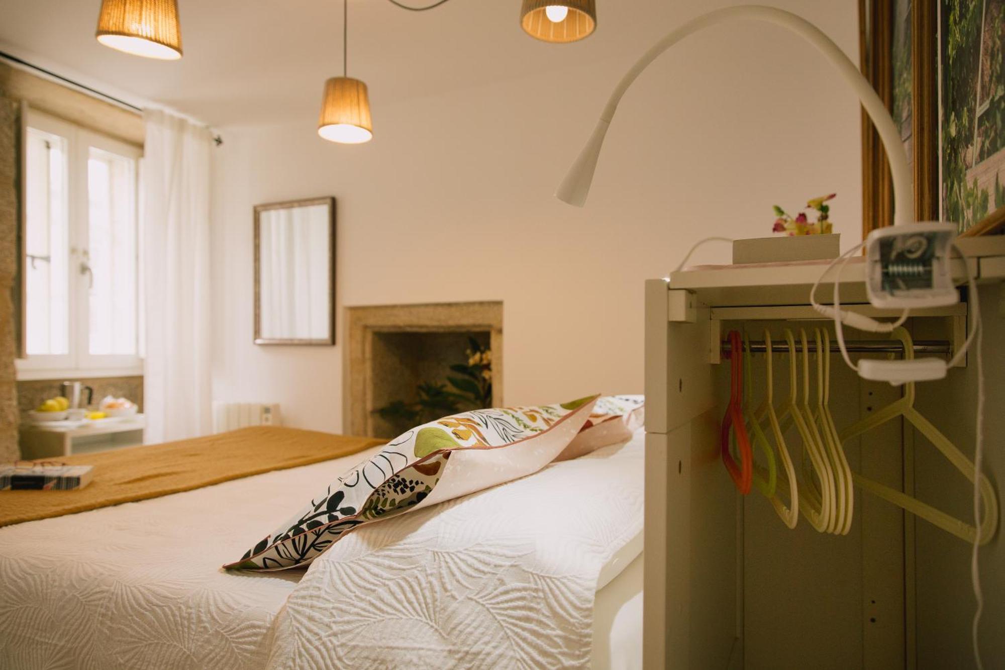 Roompedra Apartamentos Turisticos ซานติอาโก เด กอมโปสเตลา ภายนอก รูปภาพ