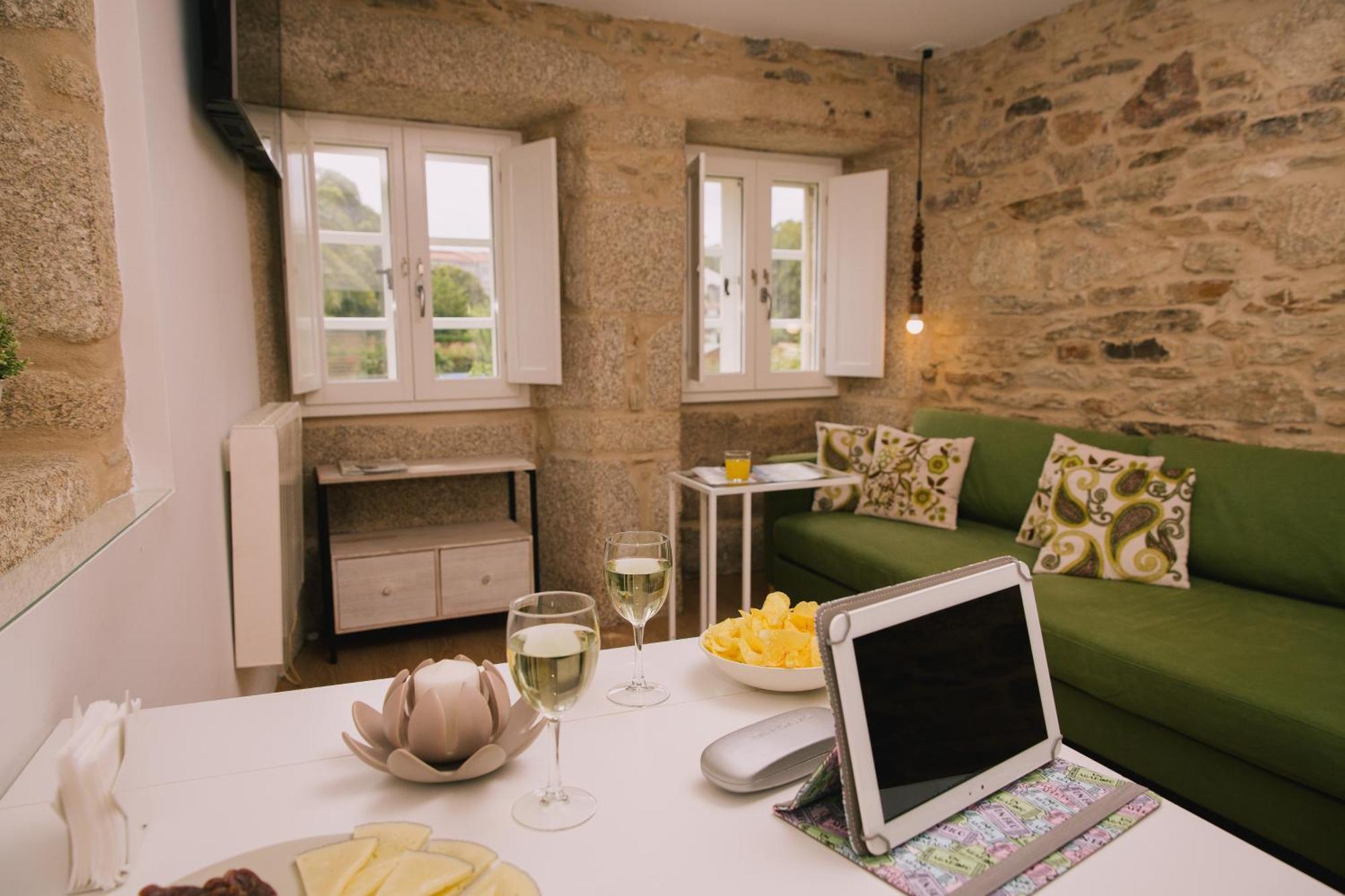 Roompedra Apartamentos Turisticos ซานติอาโก เด กอมโปสเตลา ภายนอก รูปภาพ