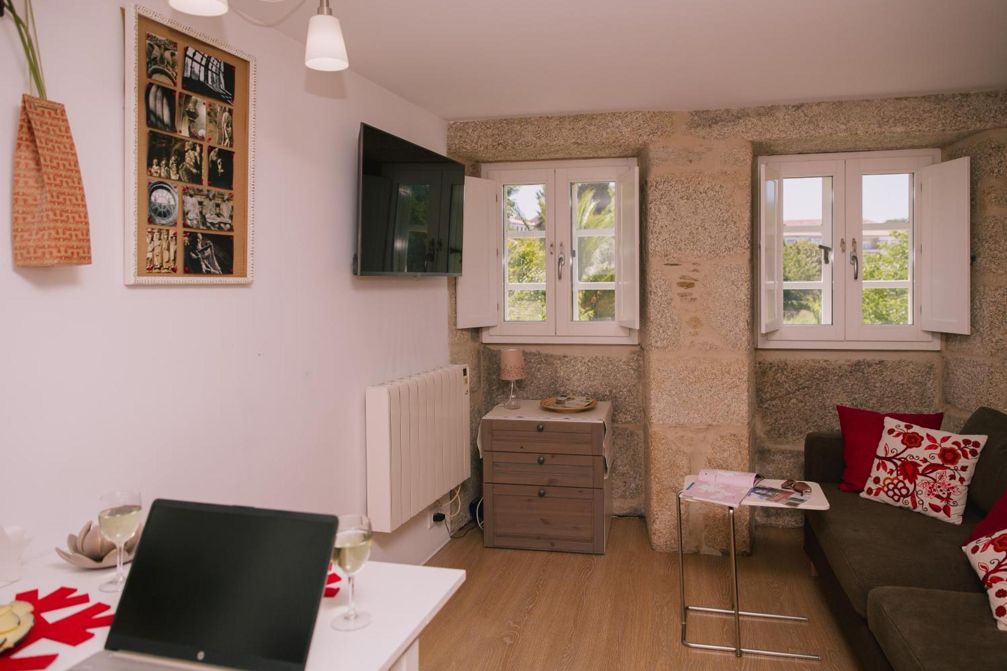 Roompedra Apartamentos Turisticos ซานติอาโก เด กอมโปสเตลา ภายนอก รูปภาพ