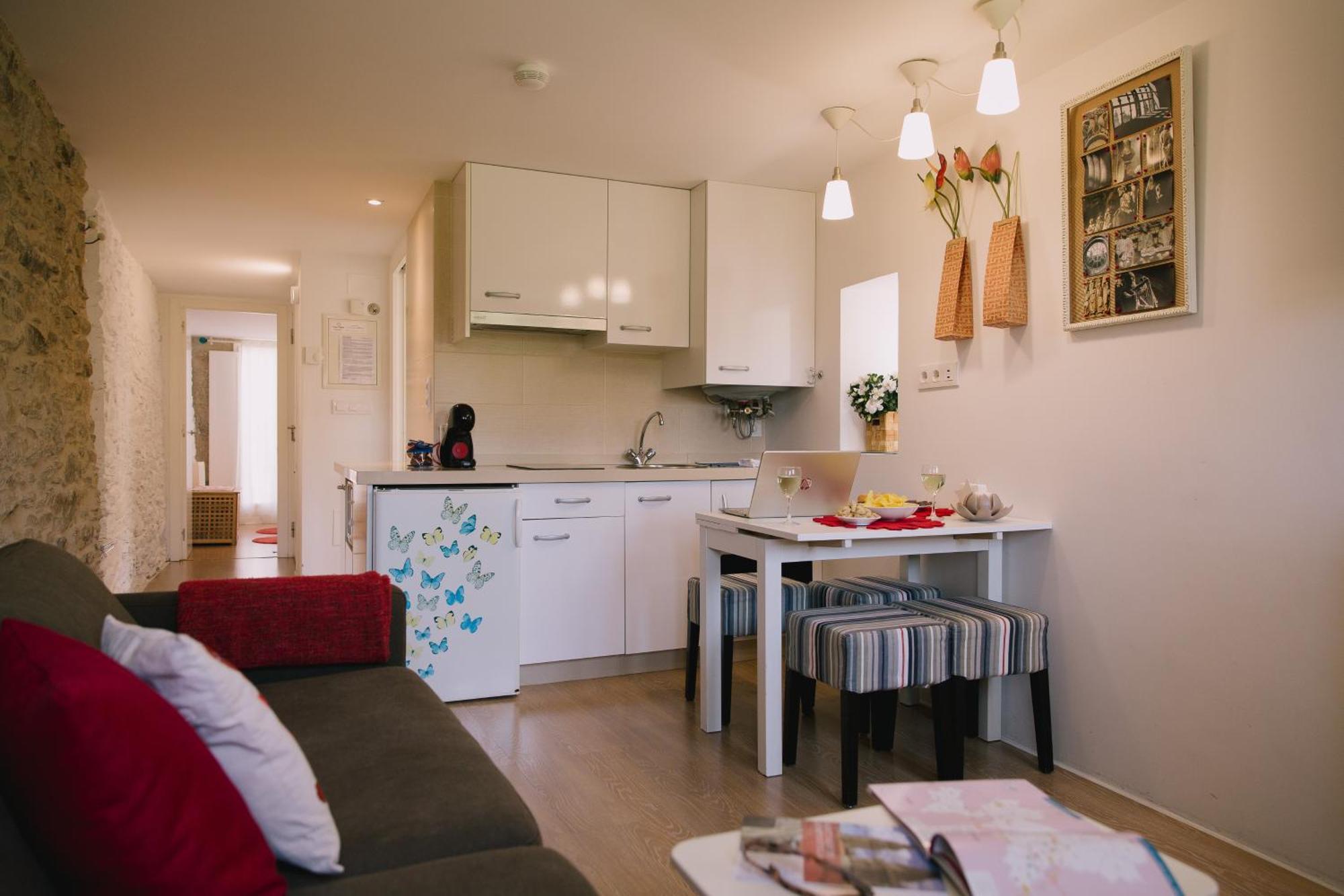 Roompedra Apartamentos Turisticos ซานติอาโก เด กอมโปสเตลา ภายนอก รูปภาพ