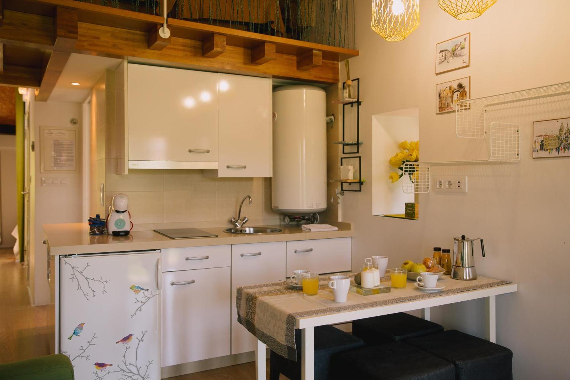 Roompedra Apartamentos Turisticos ซานติอาโก เด กอมโปสเตลา ภายนอก รูปภาพ